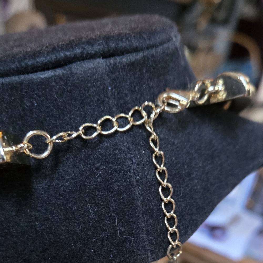 Gold costume large flexible statement necklace 18" adjustable - Picture 6 of 7